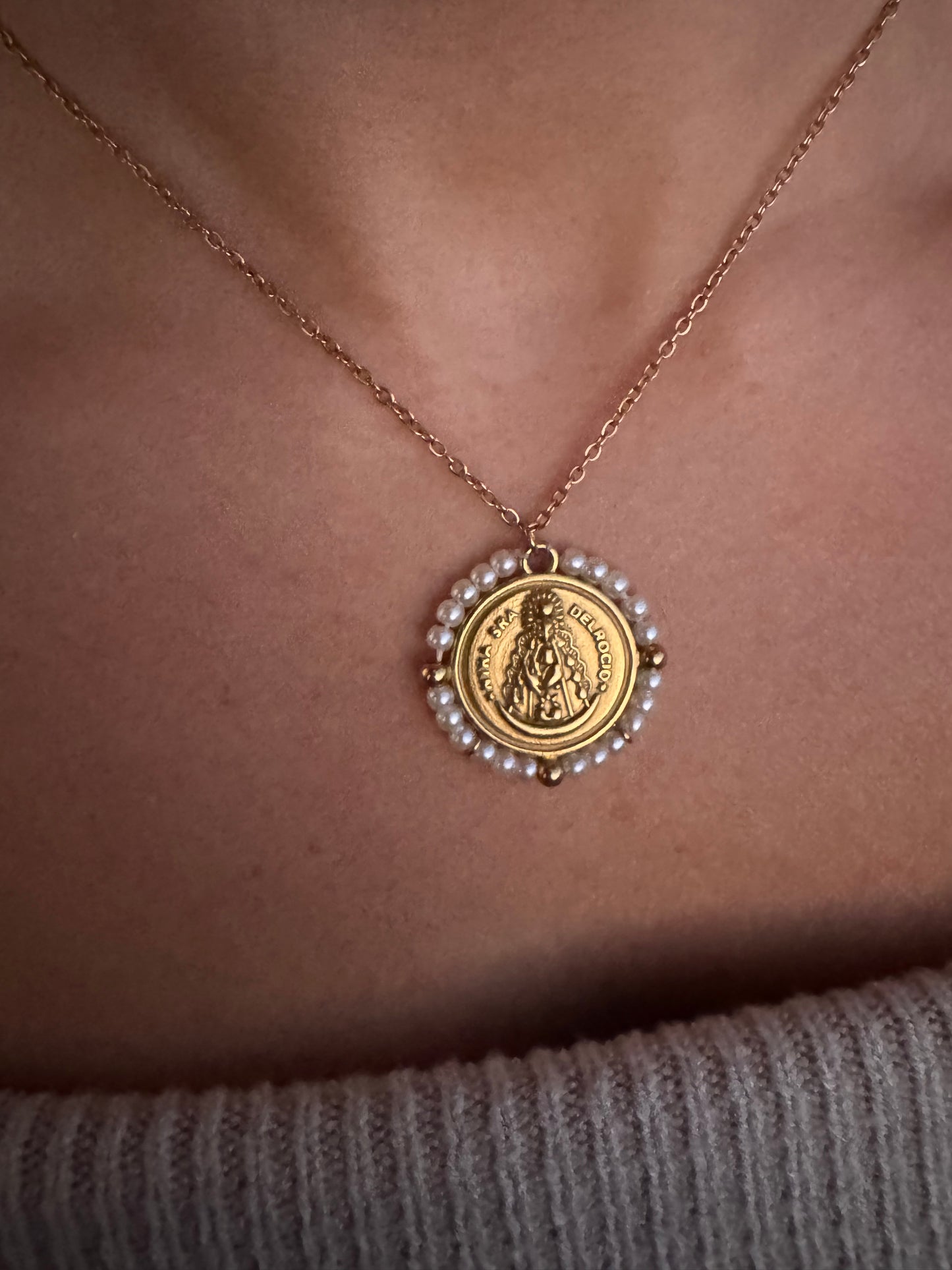 Gargantilla virgen del Rocío perlas blancas