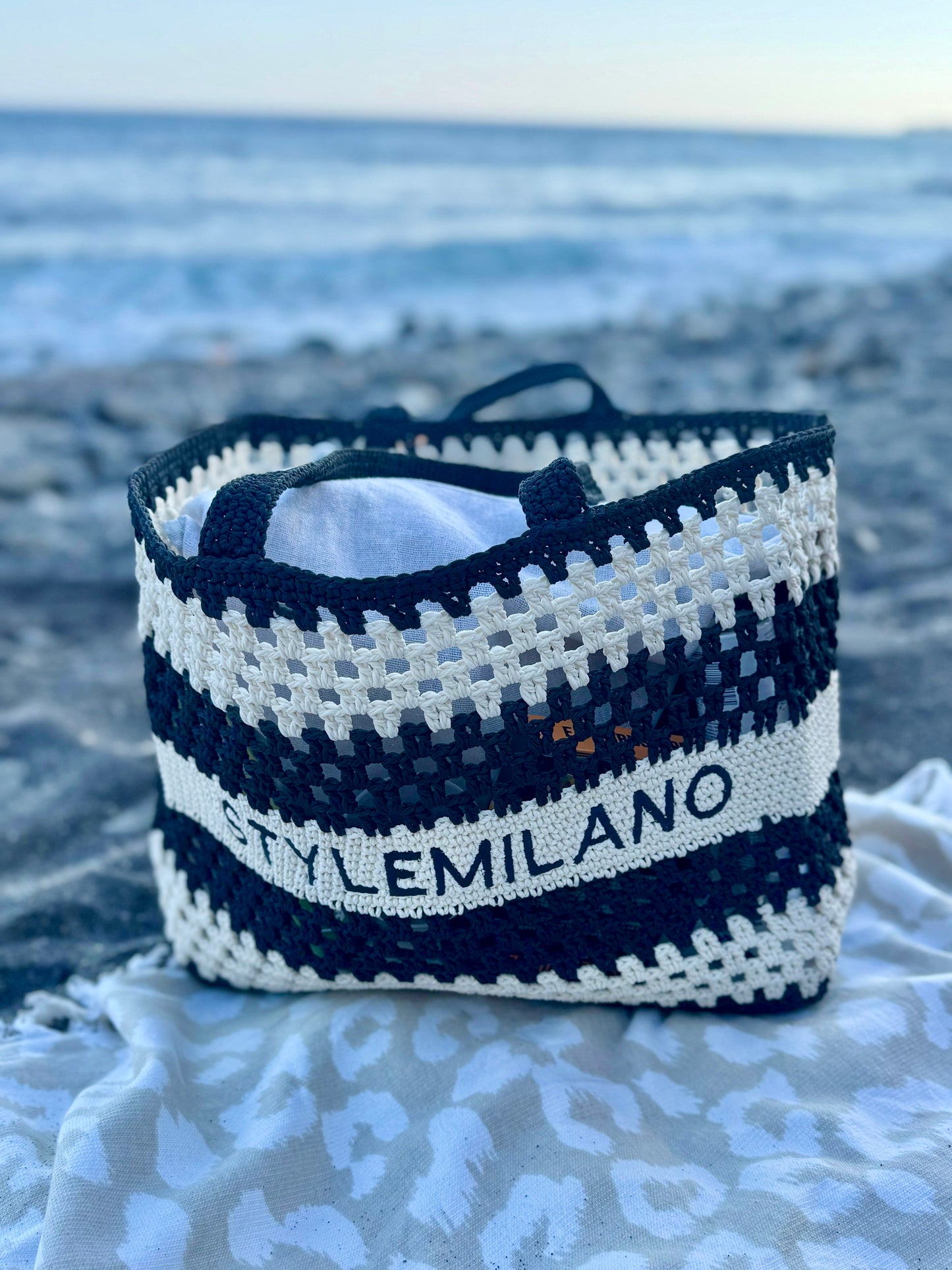 bolso de crochet azul y blanco para playa