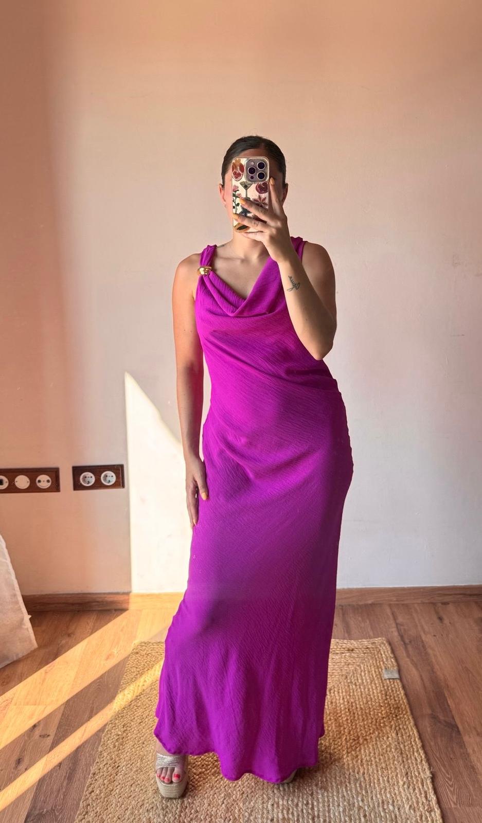 vestido para mujer con broche color rosa