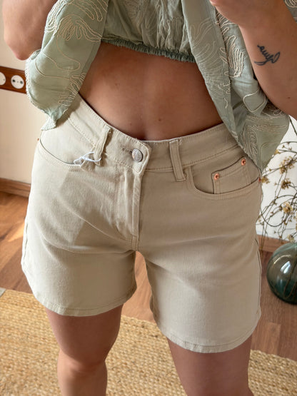 Pantalón beige corto