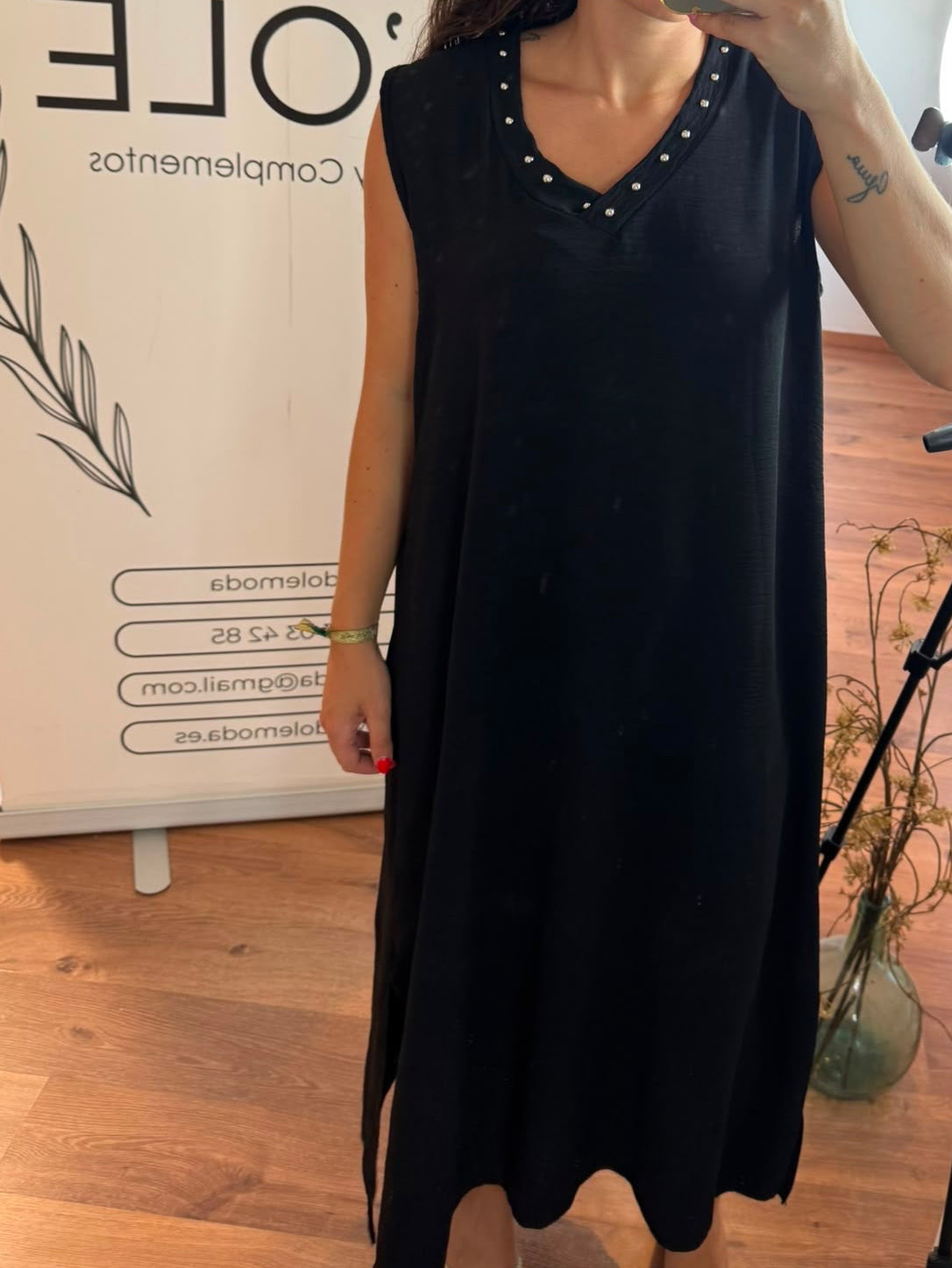 Vestido tachuelas pico