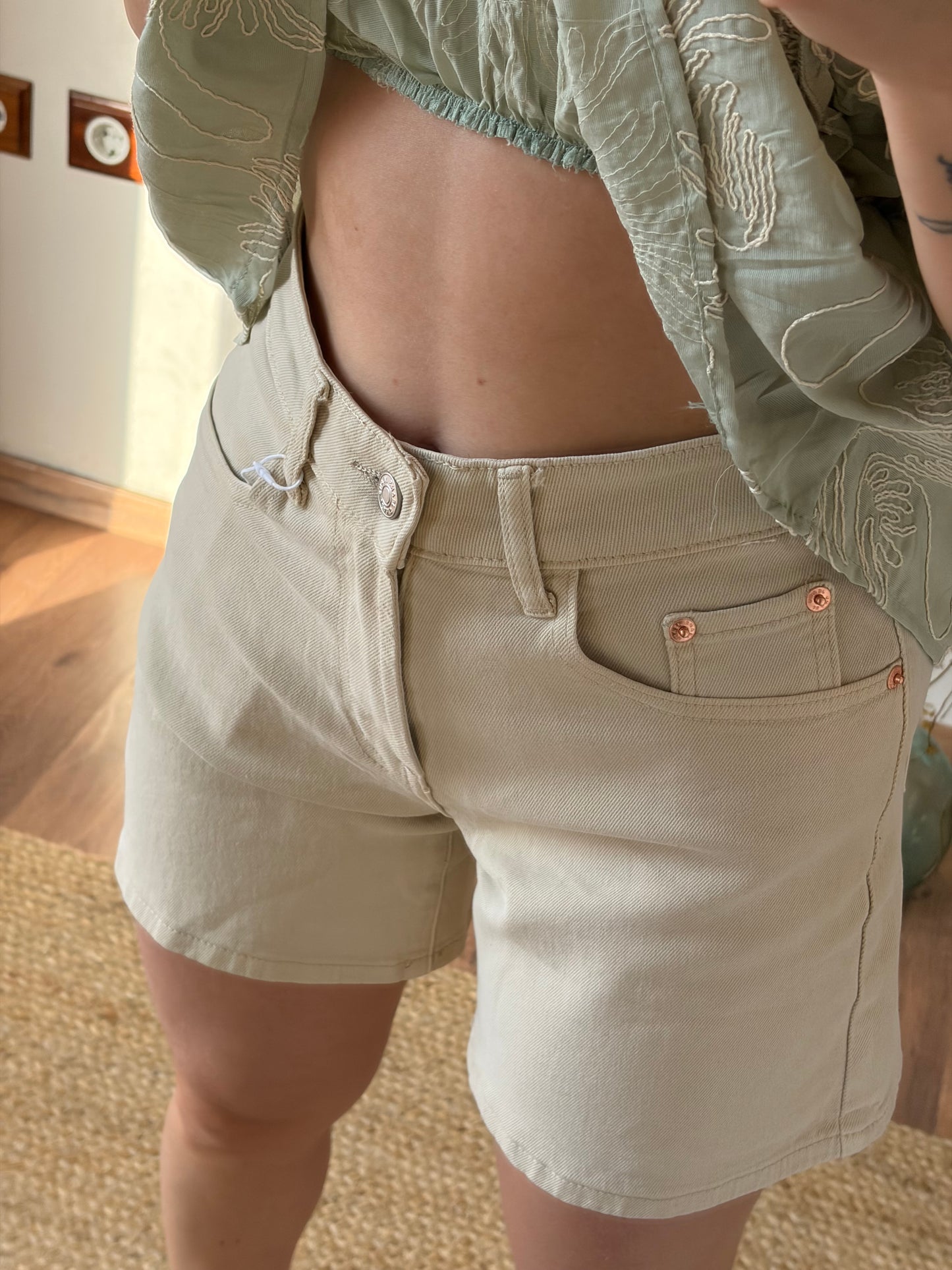 Pantalón beige corto