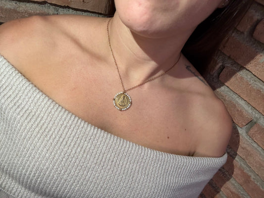 Gargantilla virgen del Rocío perlas blancas