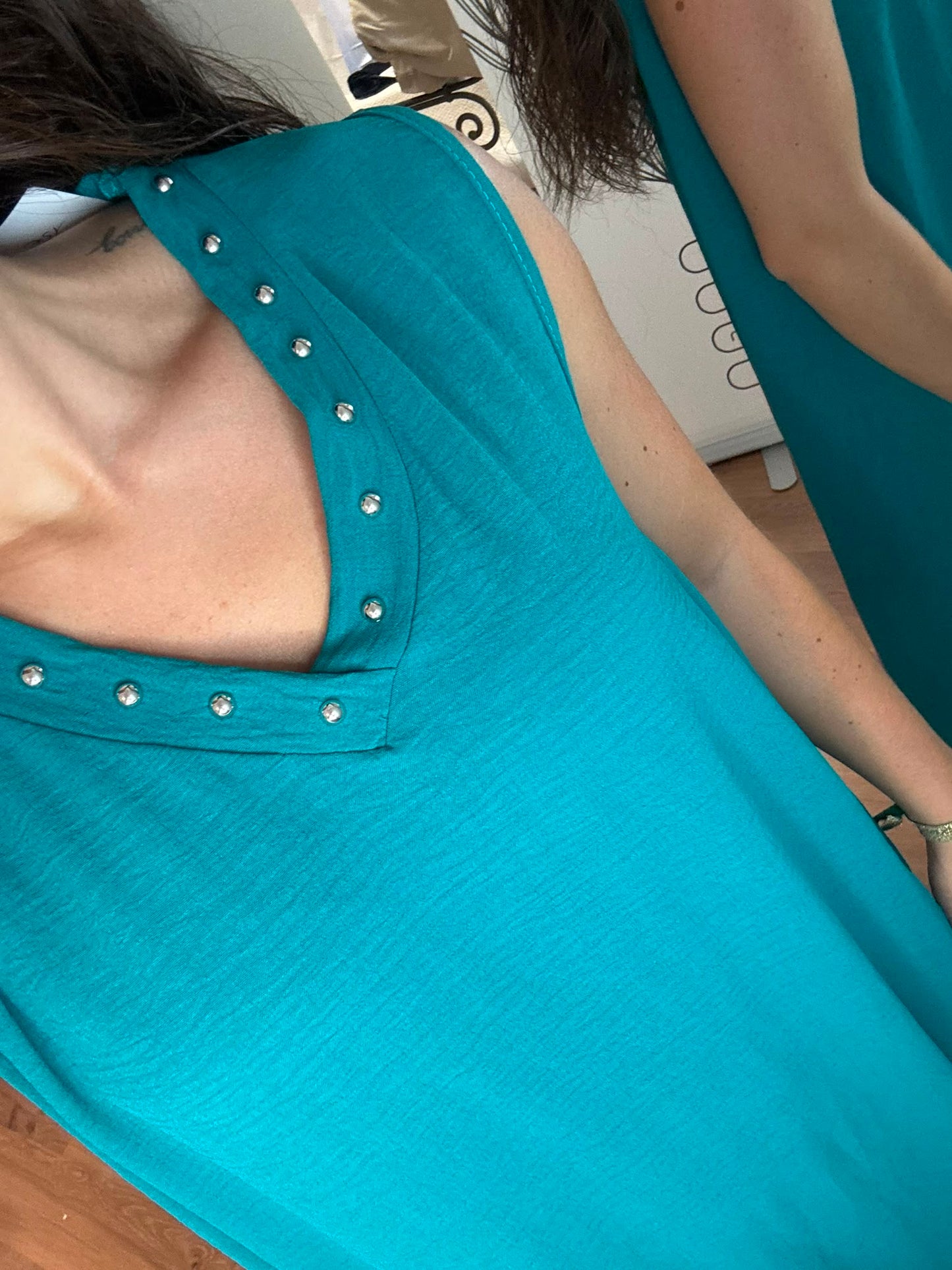Vestido tachuelas pico