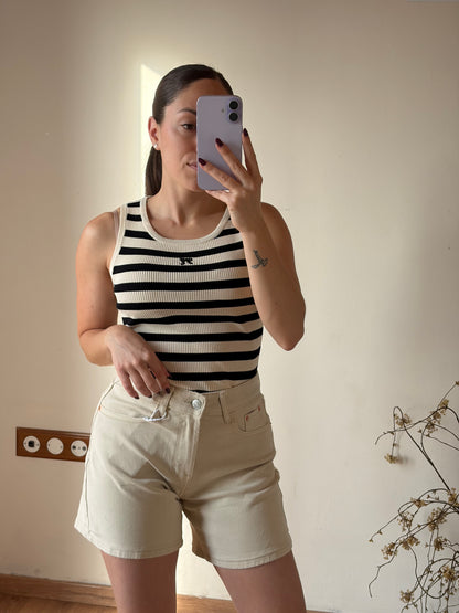 Pantalón beige corto