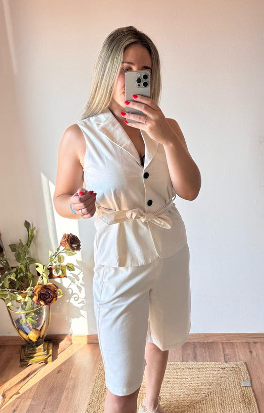 conjunto para mujer chaleco con botones y pantalón color beige