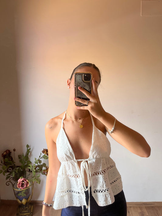 top calado con apertura color blanco 